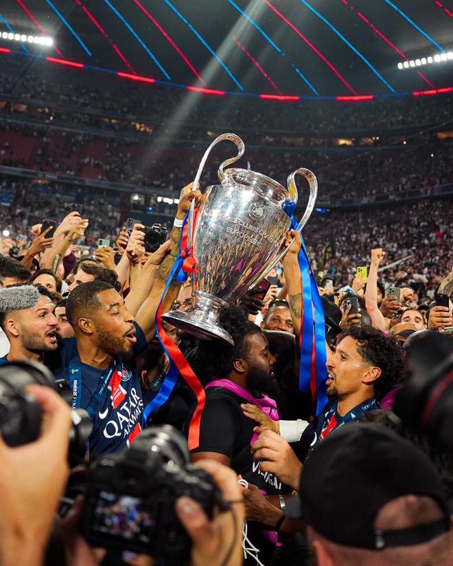 关于巴黎圣日耳曼训练开放日；赛后刷新队史纪录引欢呼；欧冠在即；赛程密集仍需轮换的信息